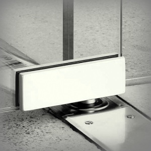 Hinged täisklaasist ustele