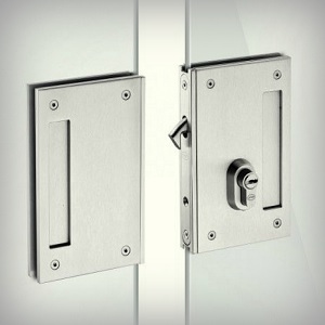 Lukud täisklaasist ustele